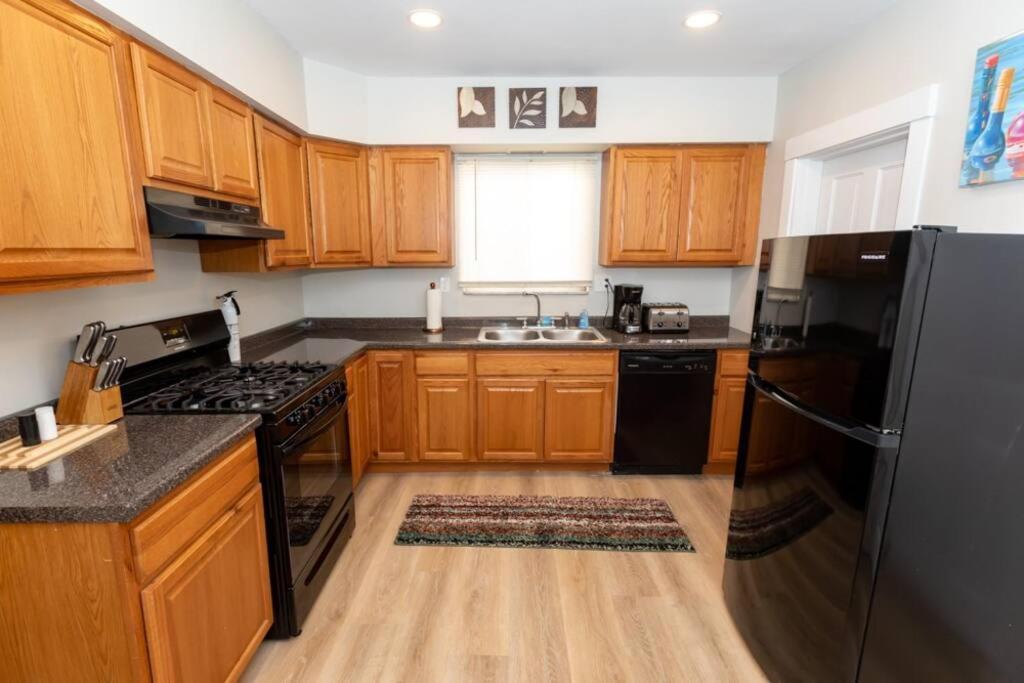 Updated & Comfy With Parking Easy Access Holiday home