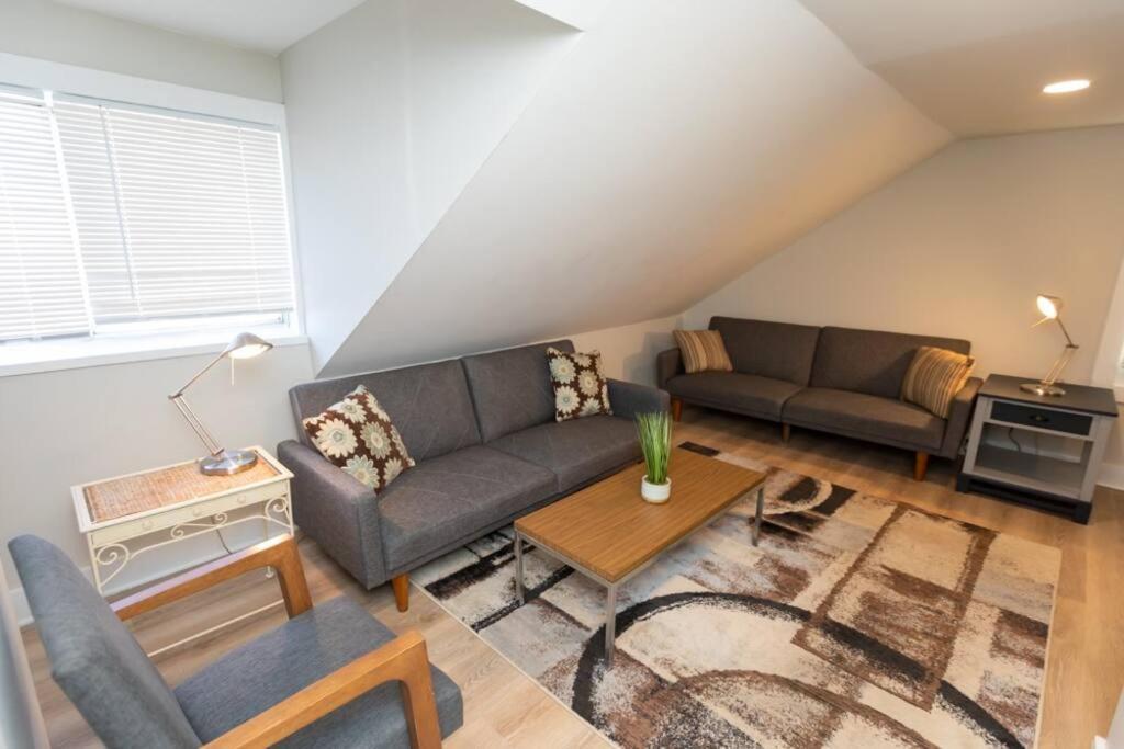 Updated & Comfy With Parking Easy Access Holiday home Pittsburgh