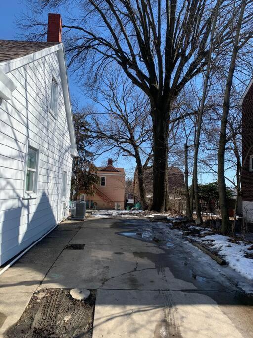 Updated & Comfy With Parking Easy Access Pittsburgh
