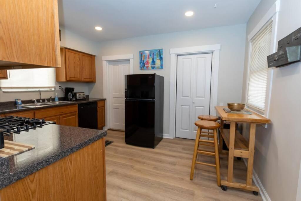 Holiday home Updated & Comfy With Parking Easy Access *