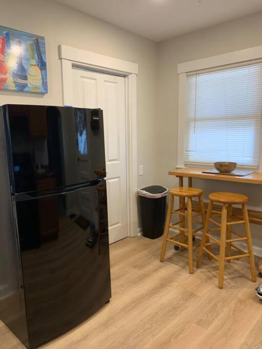 Updated & Comfy With Parking Easy Access Holiday home Pittsburgh