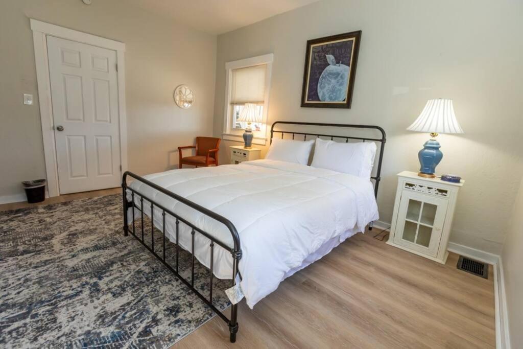Updated & Comfy With Parking Easy Access