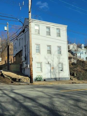 California Ave - 2 Bedroom - Away From Home! Apartment *