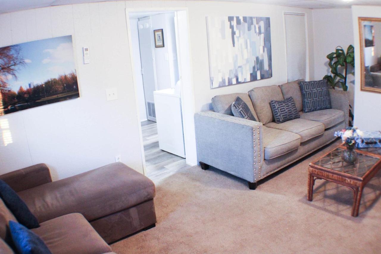 California Ave - 2 Bedroom - Away From Home!