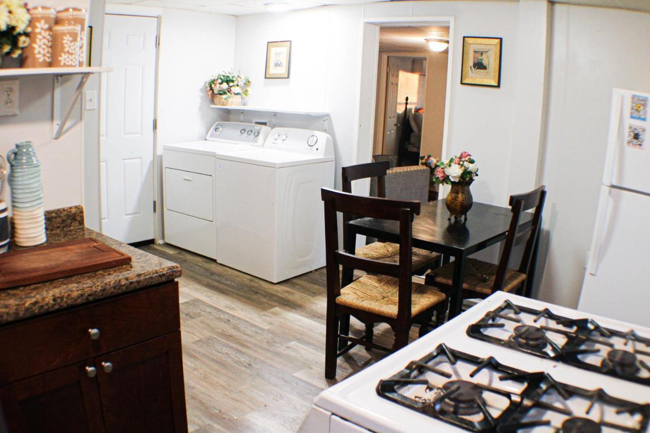 Apartment California Ave - 2 Bedroom - Away From Home! *