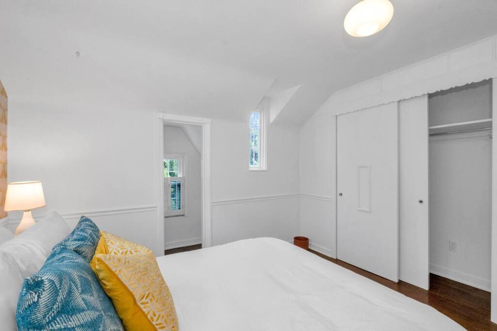 Brand New, Renovated Urban Oasis With Plenty Of Parking Casa de férias