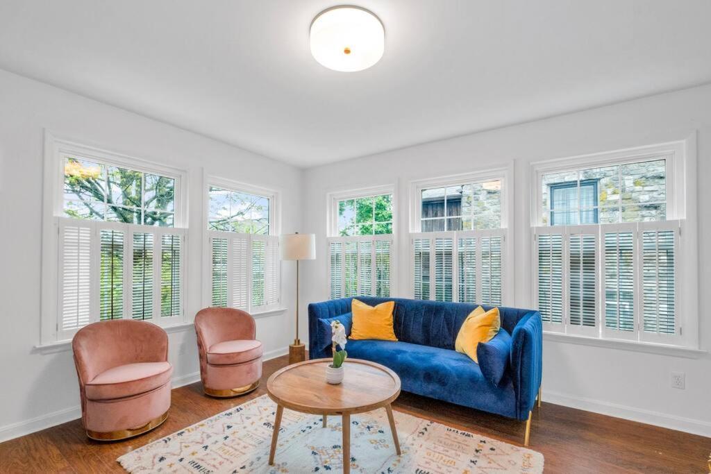 Brand New, Renovated Urban Oasis With Plenty Of Parking
