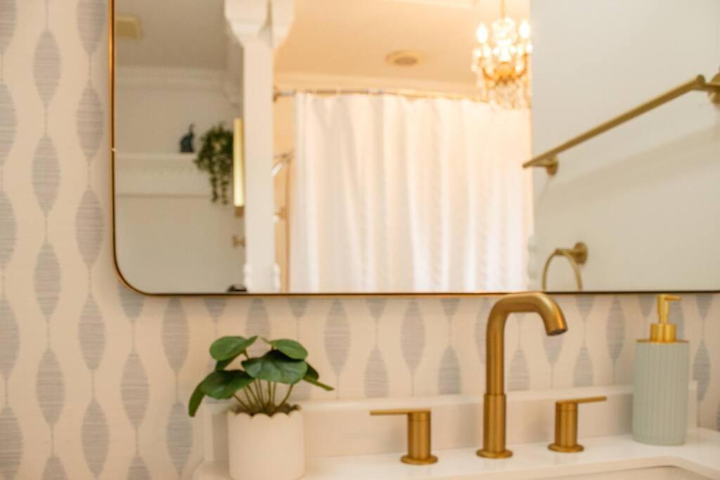 Brand New, Renovated Urban Oasis With Plenty Of Parking Casa de férias