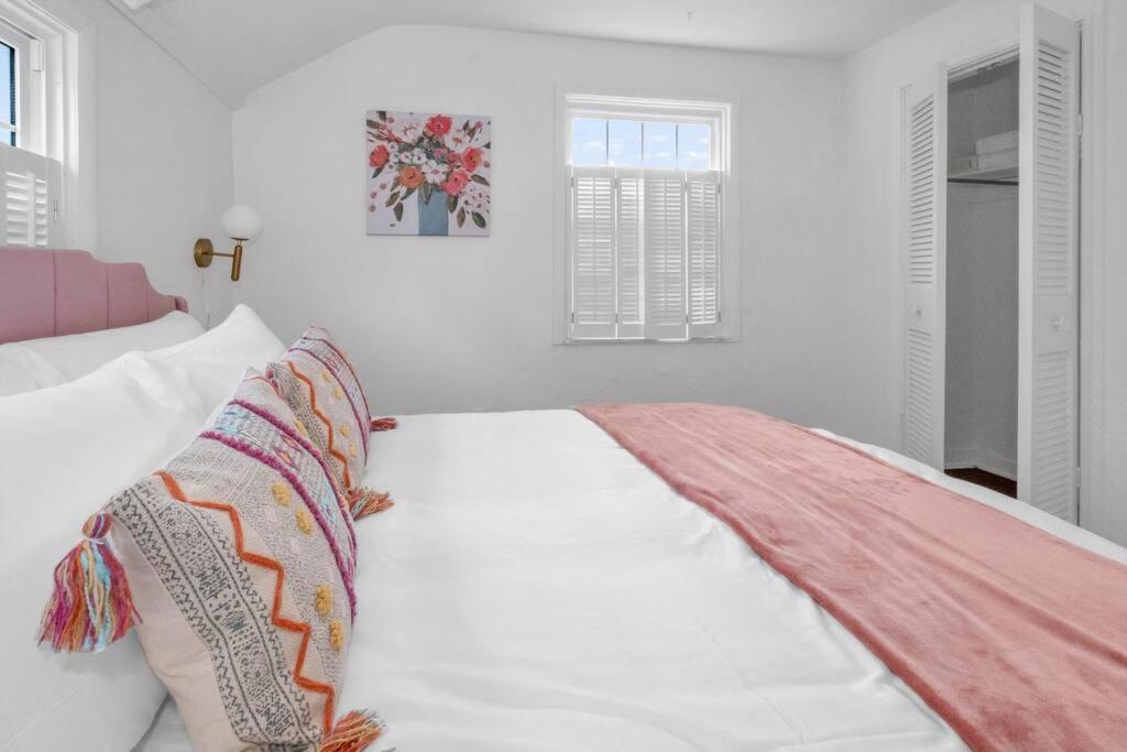 Brand New, Renovated Urban Oasis With Plenty Of Parking Casa de férias