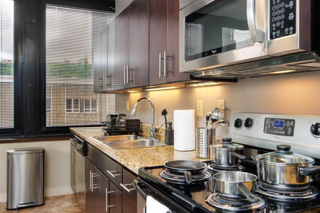 Lavish Views Prime Location 24-7 Parking Gym Lounge Apartment *