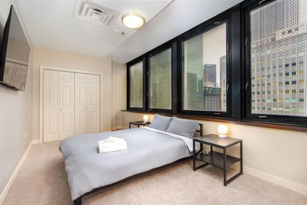 Apartment Lavish Views Prime Location 24-7 Parking Gym Lounge