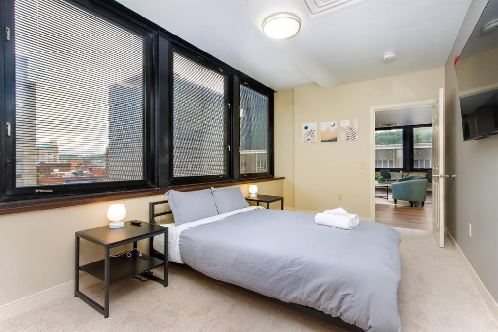 Apartment Lavish Views Prime Location 24-7 Parking Gym Lounge