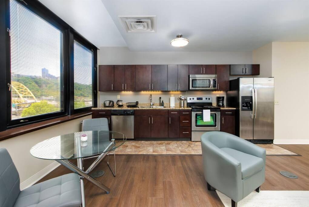 Lavish Views Prime Location 24-7 Parking Gym Lounge * Pittsburgh
