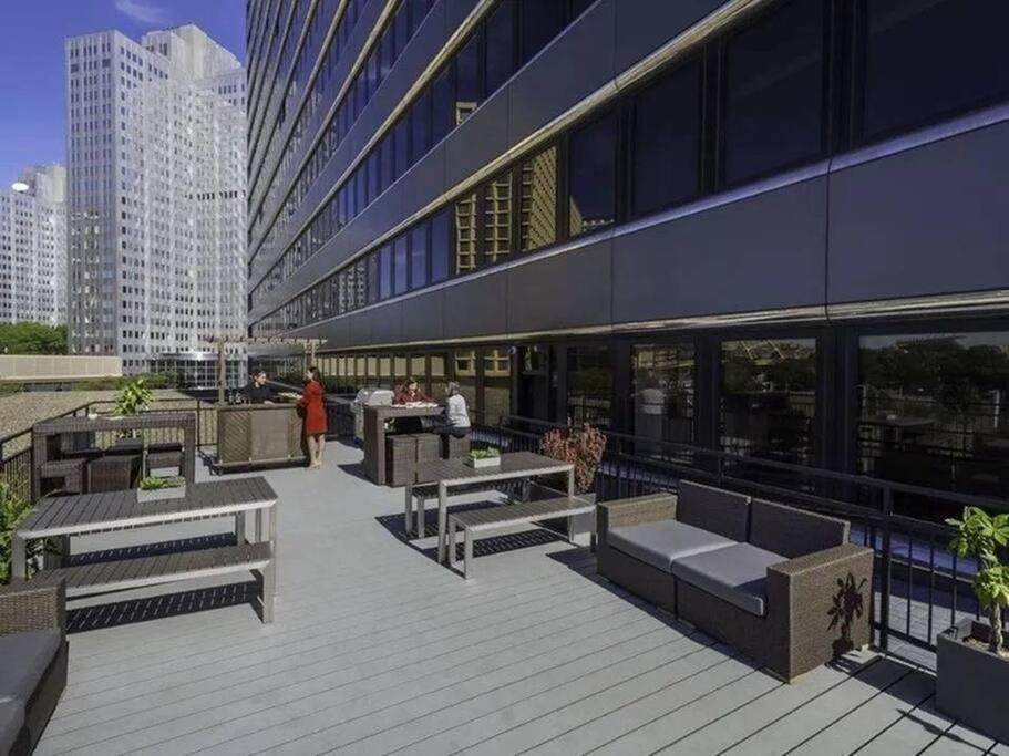 Apartment Lavish Views Prime Location 24-7 Parking Gym Lounge *