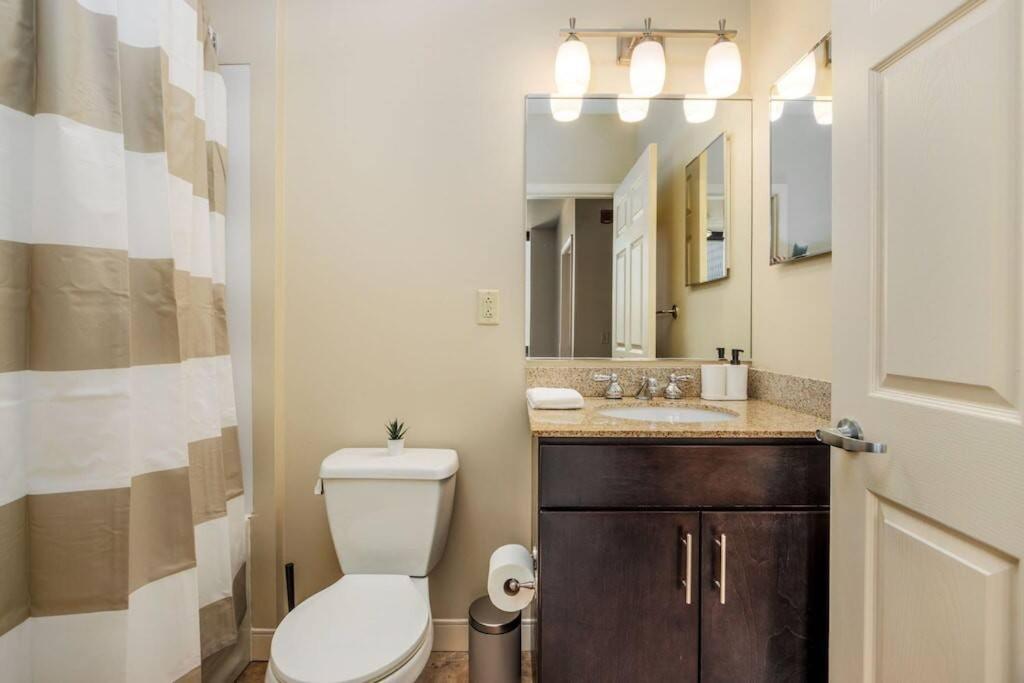 Apartment Lavish Views Prime Location 24-7 Parking Gym Lounge *