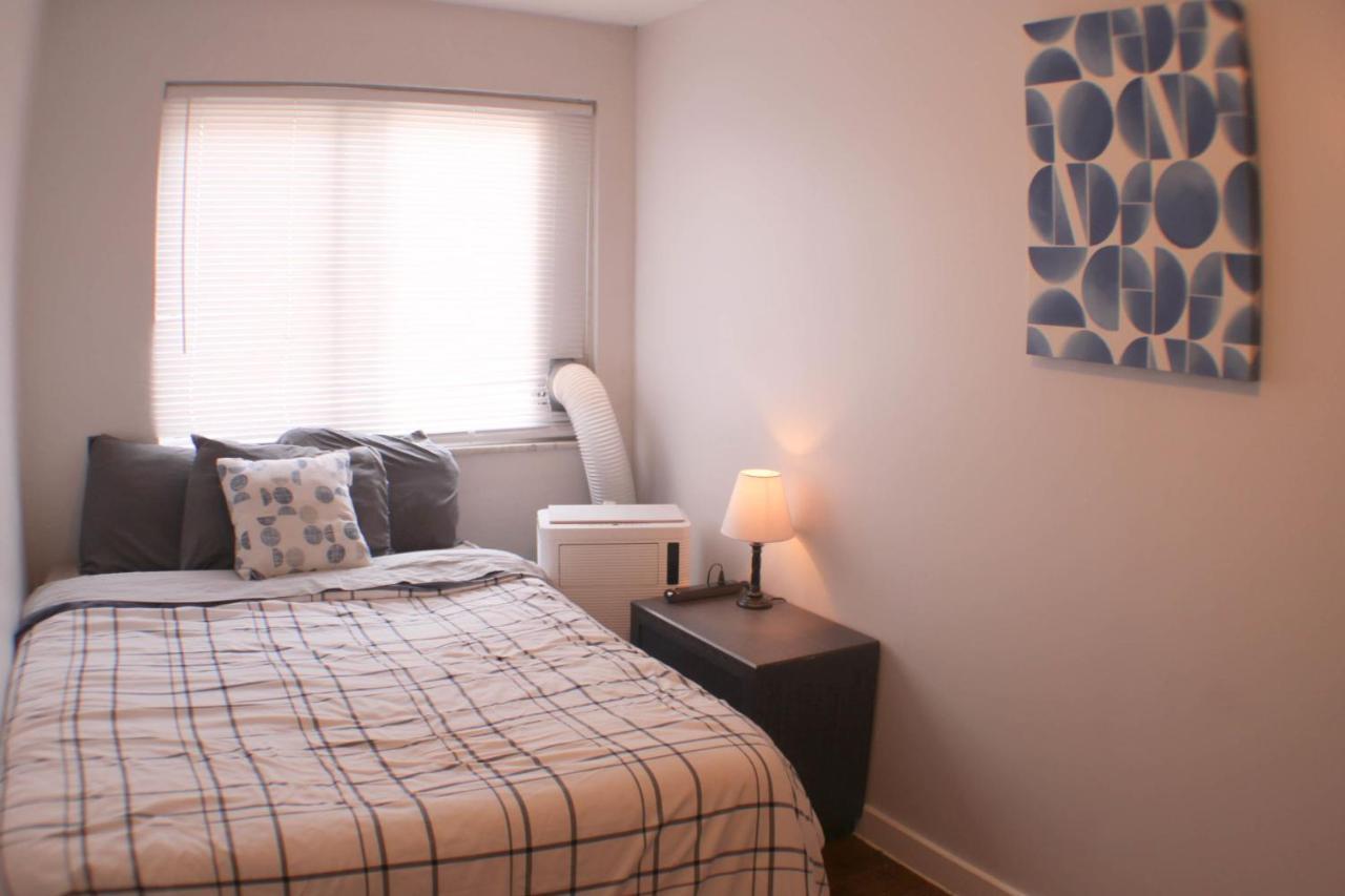 3 Bedroom Southside Pad - Sleeps 8 - Amazing Location Apartment *