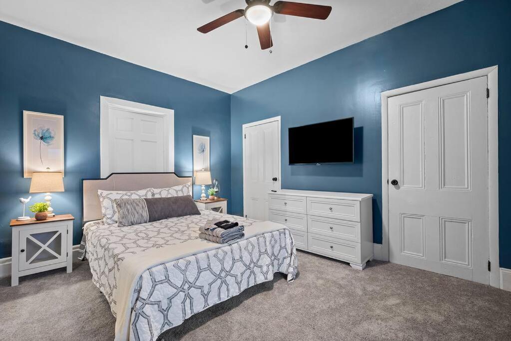 Holiday home New! High-end Manchester W/ A Hot Tub Pittsburgh