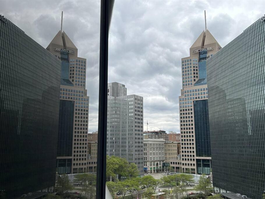 Lavish Views Prime Location 24-7 Parking Gym Lounge Apartment Pittsburgh