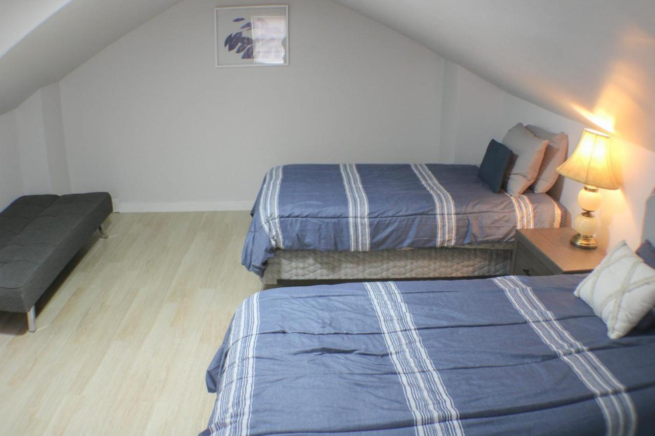 3 Bedroom Southside Pad - Sleeps 8 - Amazing Location Apartment