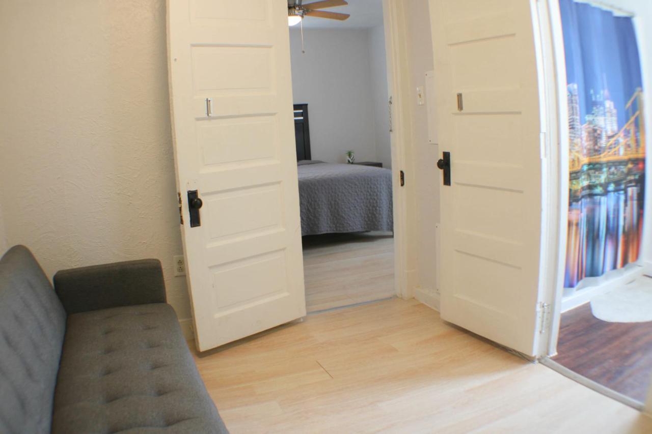3 Bedroom Southside Pad - Sleeps 8 - Amazing Location Pittsburgh