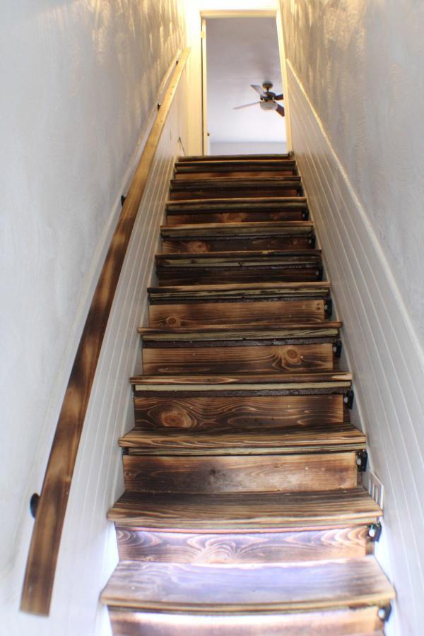 3 Bedroom Southside Pad - Sleeps 8 - Amazing Location Apartment *