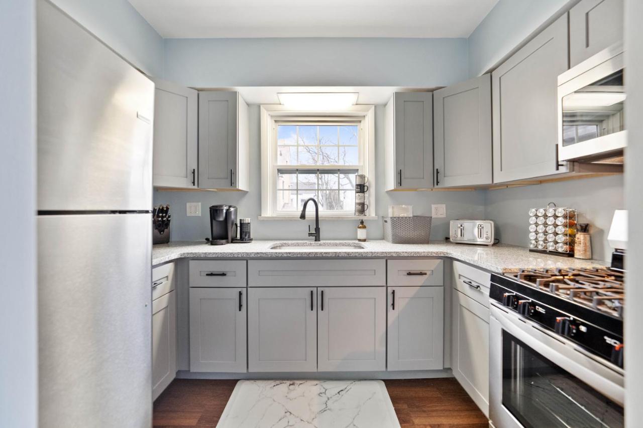 Apartment Golden 1: Chic Modern-victorian View Pittsburgh