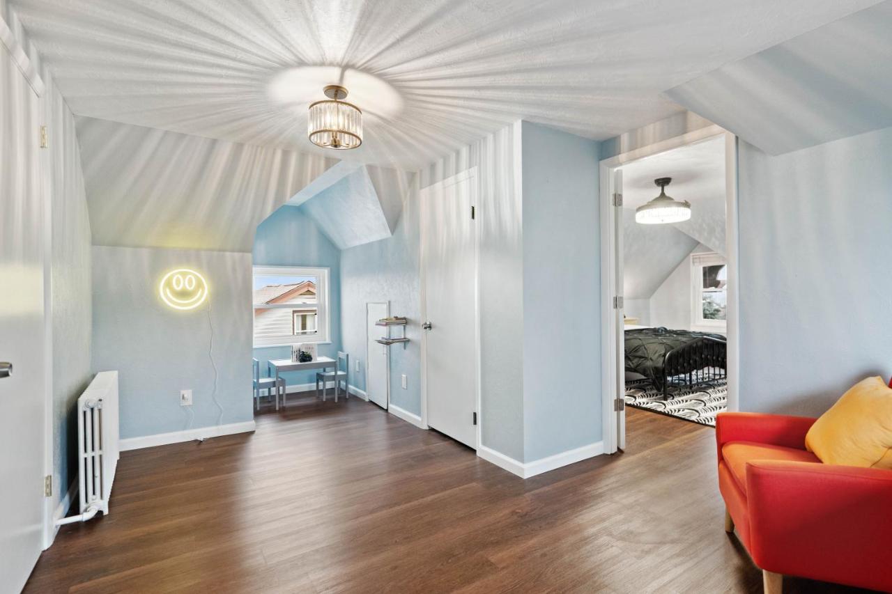 Golden 1: Chic Modern-victorian View Apartment