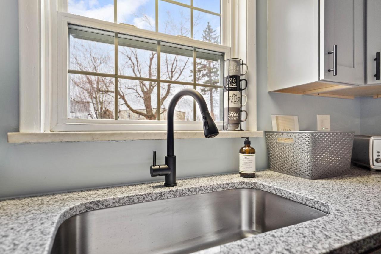 Apartment Golden 1: Chic Modern-victorian View Pittsburgh
