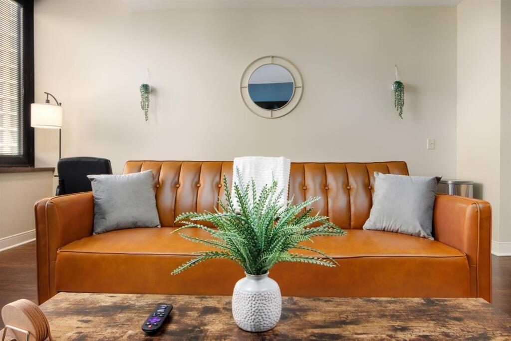 Sweeping Stadium Views Wonderfully Located 24-7 Parking Gym Lounge Apartment *