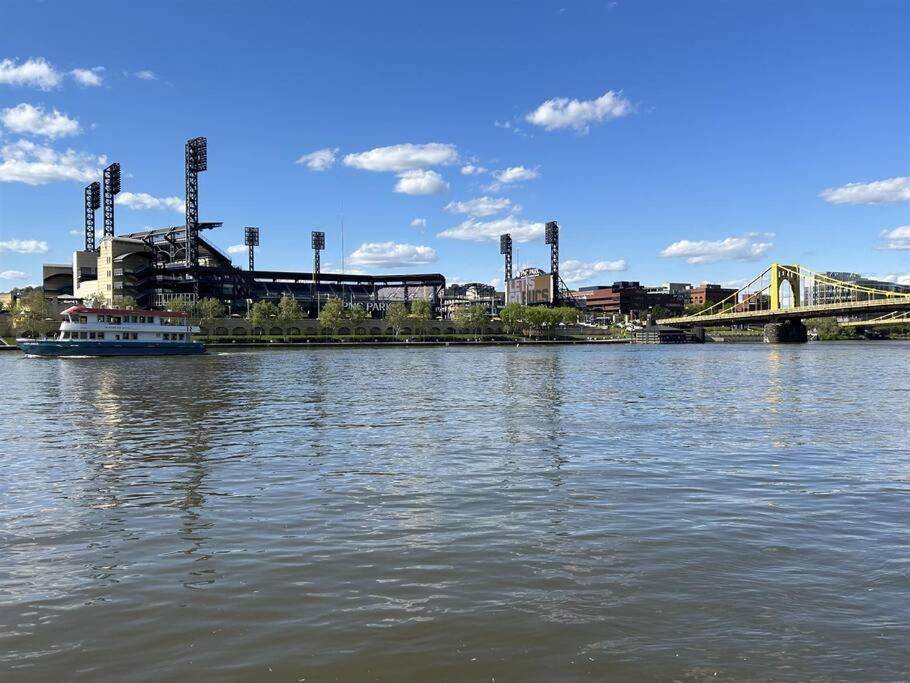 Apartment Sweeping Stadium Views Wonderfully Located 24-7 Parking Gym Lounge *