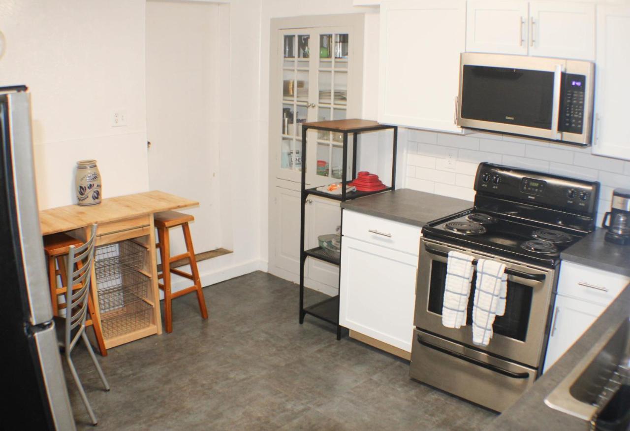 Urban Oasis - 3br 2ba - View- Private Parking Apartment
