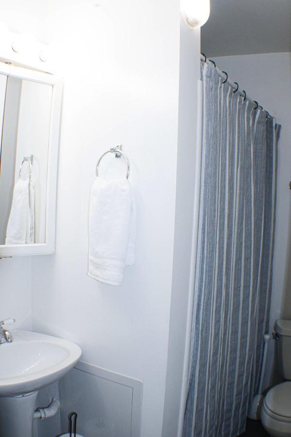 Urban Oasis - 3br 2ba - View- Private Parking Apartment *