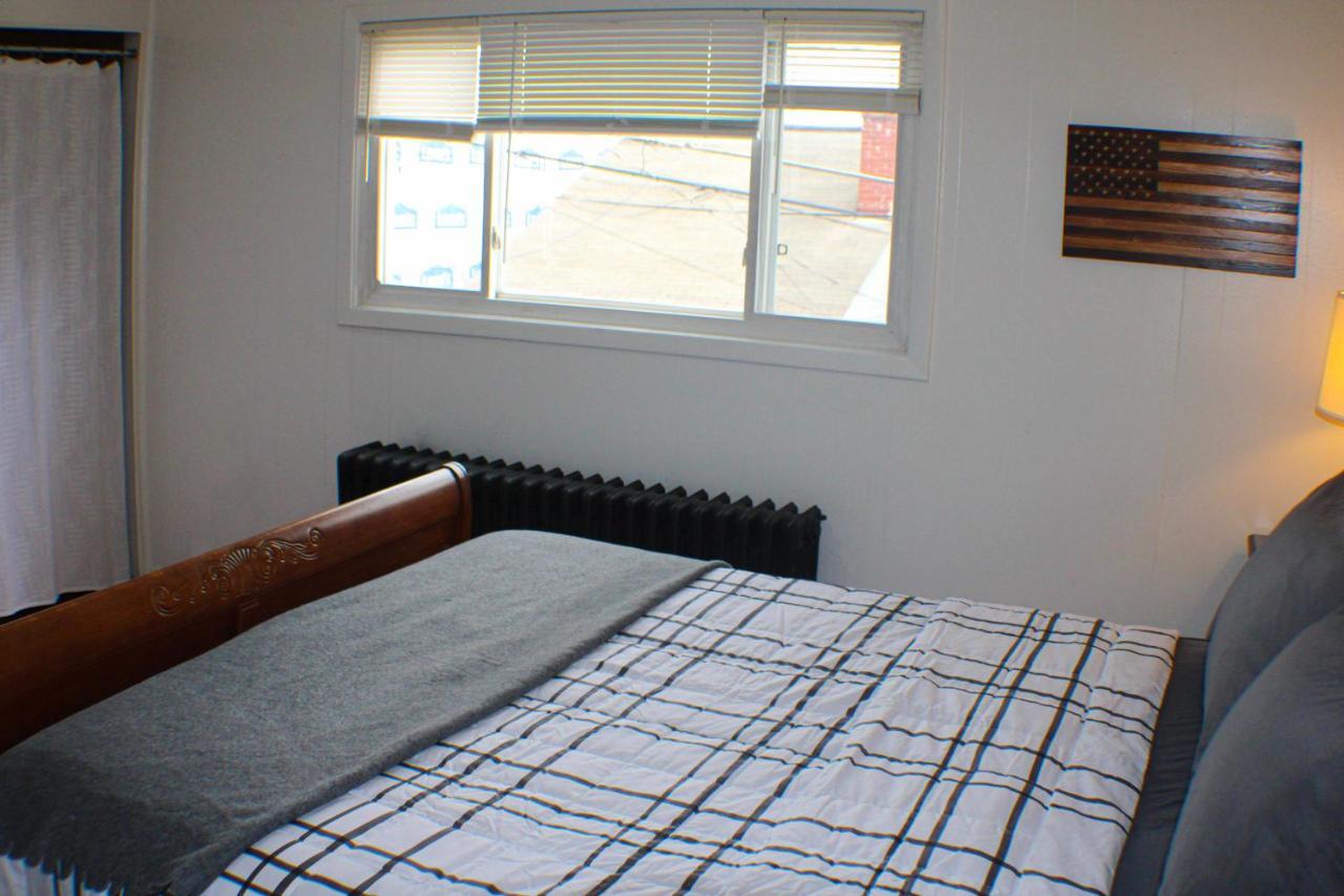 Urban Oasis - 3br 2ba - View- Private Parking Apartment Pittsburgh