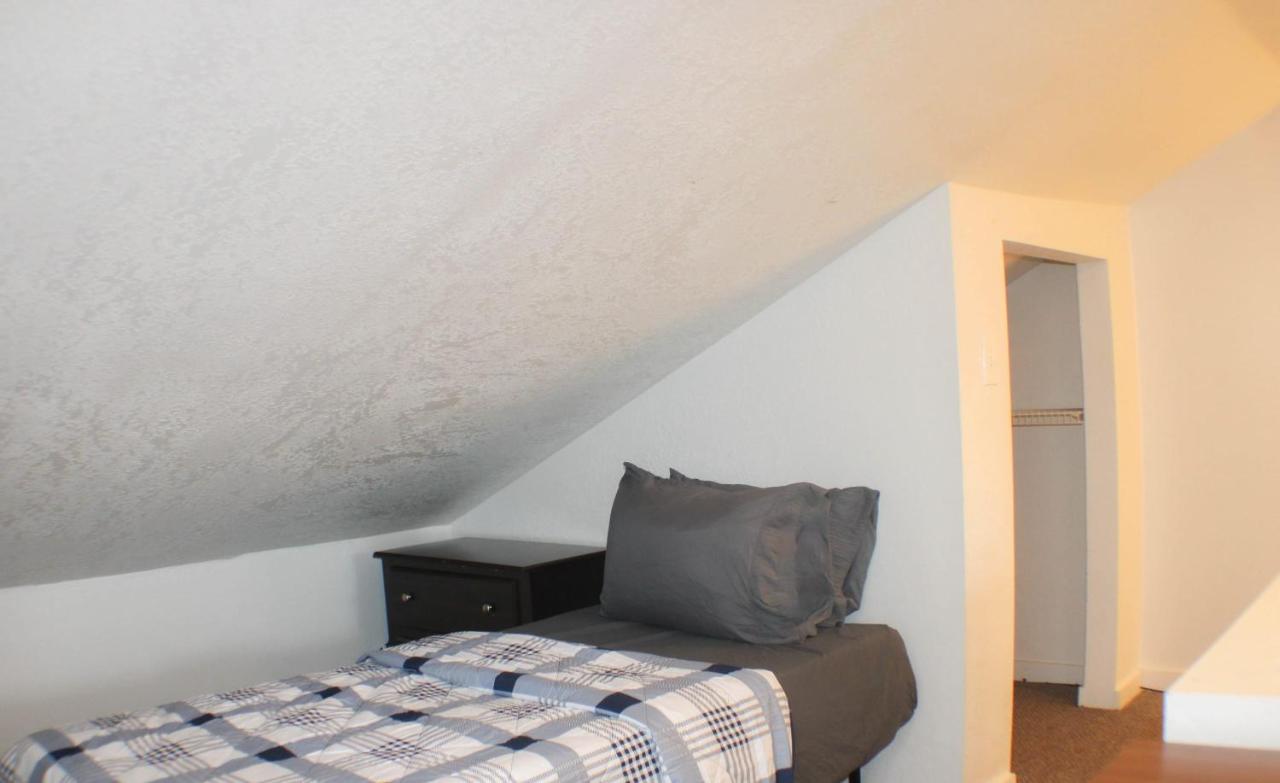 Apartment Urban Oasis - 3br 2ba - View- Private Parking Pittsburgh