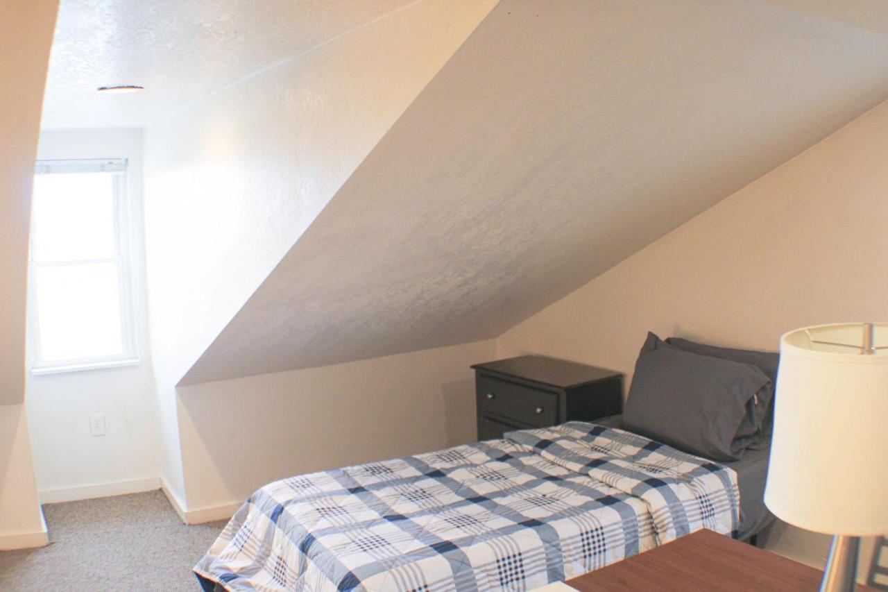 Urban Oasis - 3br 2ba - View- Private Parking Apartment Pittsburgh
