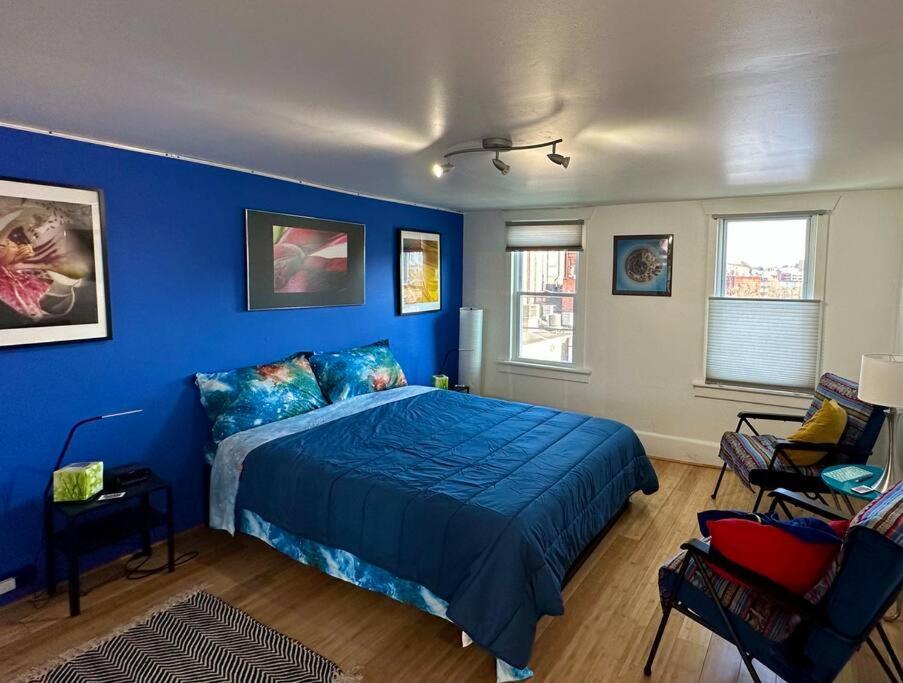Unique Artsy 2 Bdrm 1.5 Mi From Downtown Apartment *