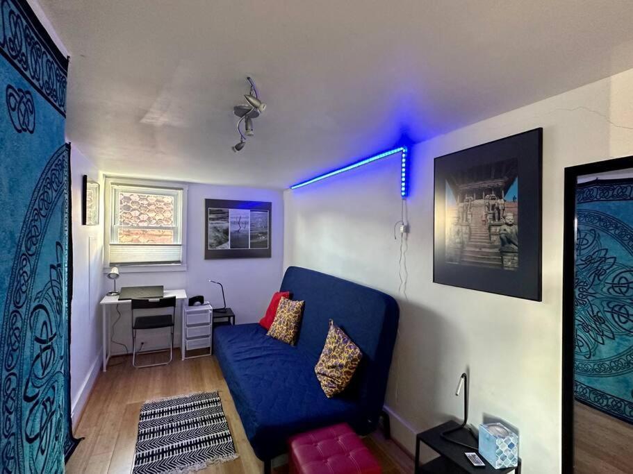 Unique Artsy 2 Bdrm 1.5 Mi From Downtown Apartment *