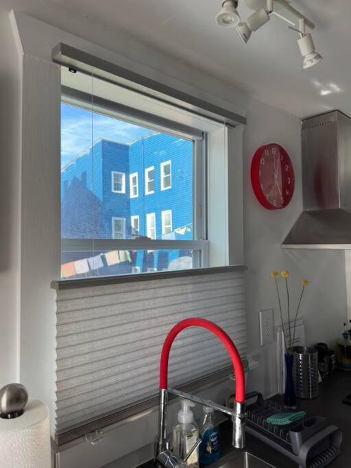 Unique Artsy 2 Bdrm 1.5 Mi From Downtown *
