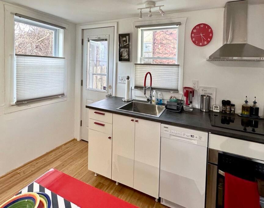 Unique Artsy 2 Bdrm 1.5 Mi From Downtown Apartment