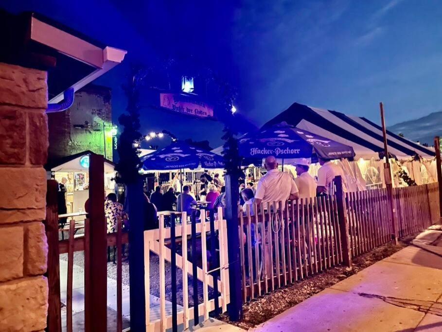 Unique Artsy 2 Bdrm 1.5 Mi From Downtown Apartment