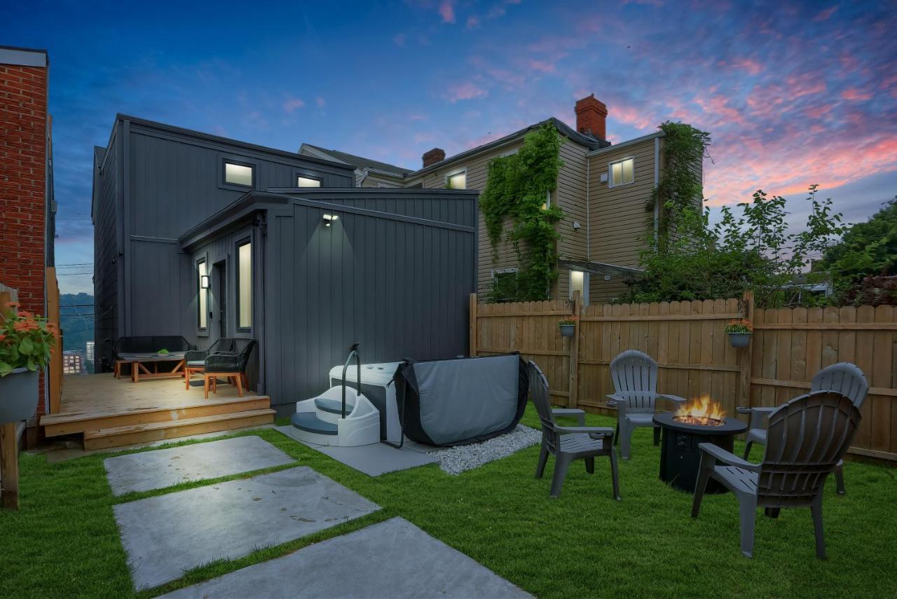 Urban Oasis Retreat With Luxury Design, Hot Tub, Fire Pit, Breathtaking Downtown & River Views Holiday home *