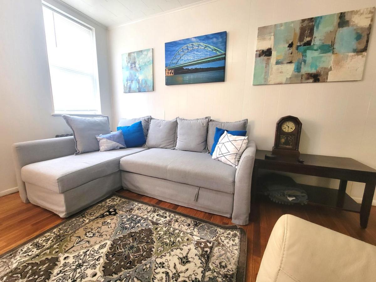 Urban Oasis - 3br 2ba - View- Private Parking Apartment Pittsburgh