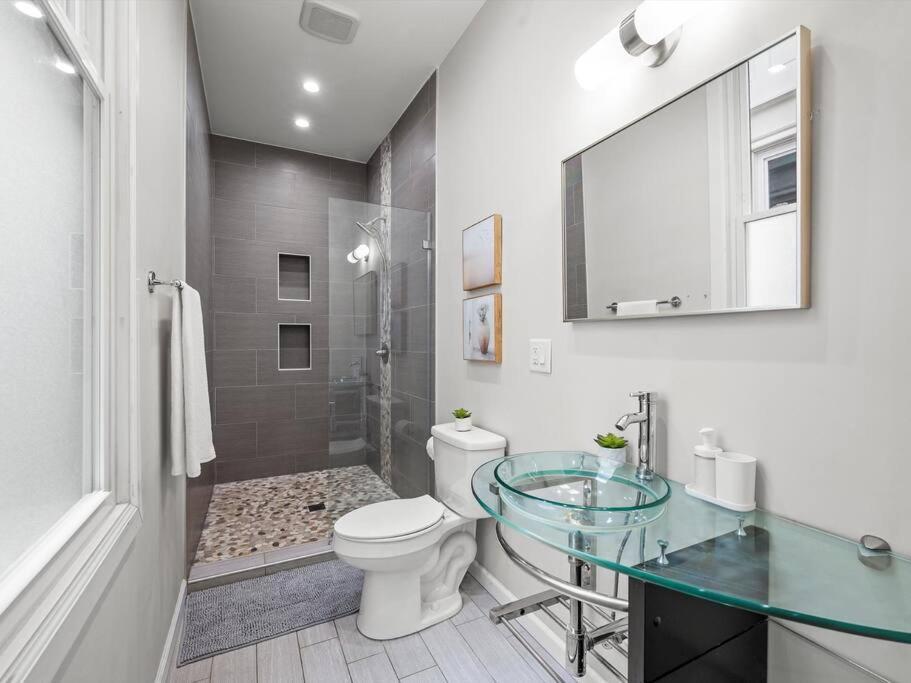 Luxury And Stylish 2bedroom On Carson, South Flats, Pittsburgh