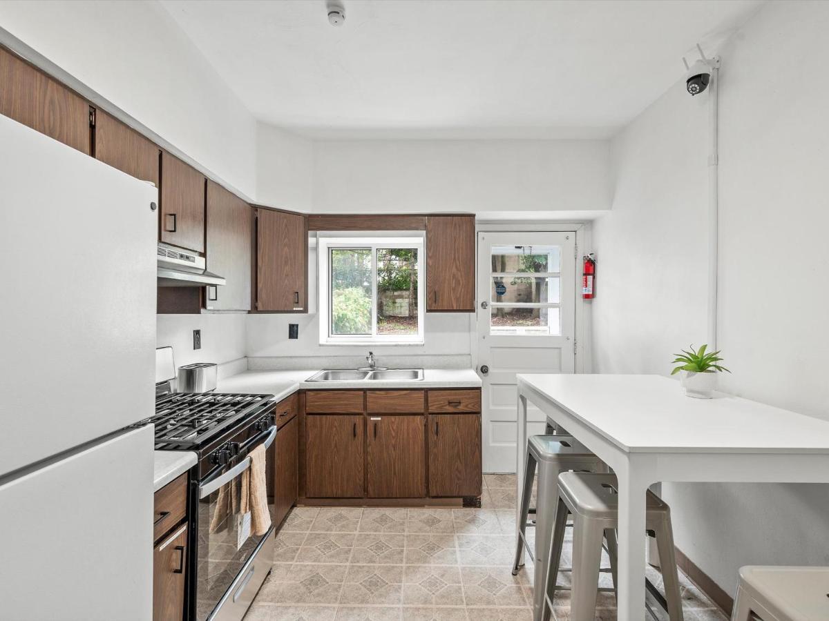 Homestay Oakland/university @b Quiet & Stylish Private Bedroom With Shared Bathroom