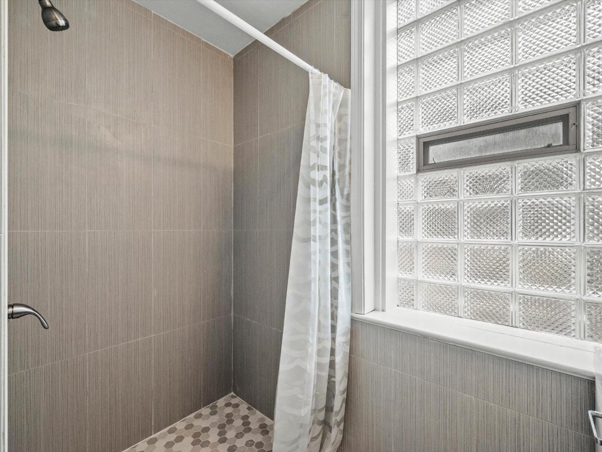 Oakland/university @a Spacious & Modern Private Bedroom With Shared Bathroom Homestay