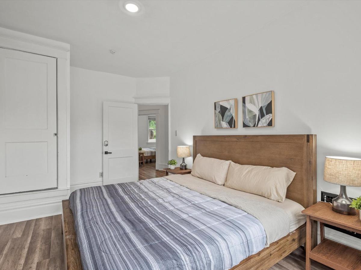 Oakland/university @e Stylish And Private Bedroom With Shared Bathroom