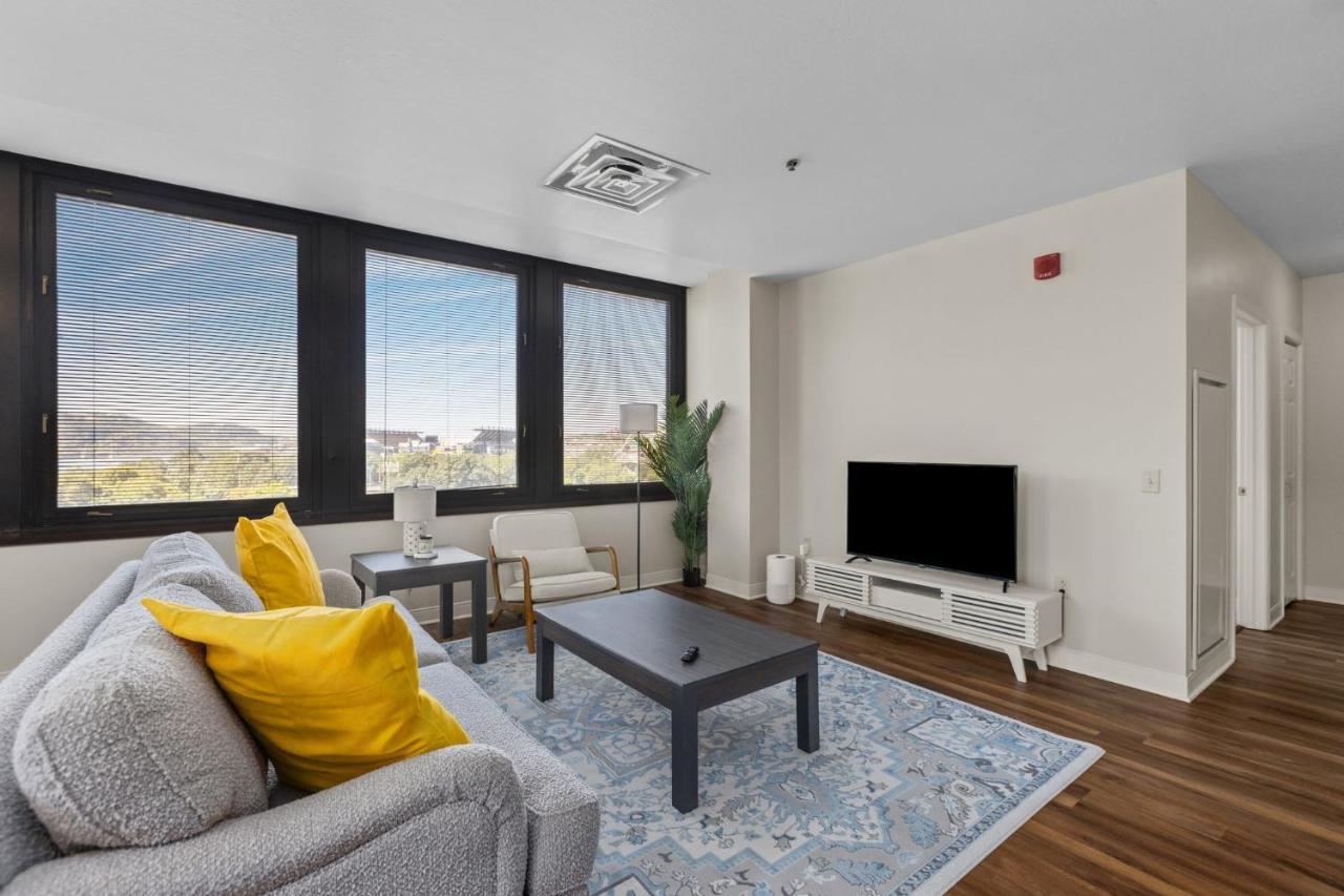 2br Downtown With Gym & Deck Apartment *