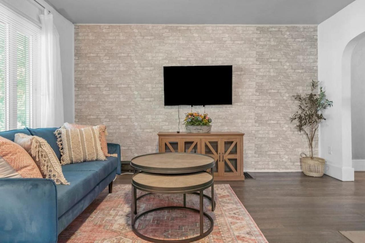 Brand New, Private Parking, Stylish 3bedroom House Ferienhaus