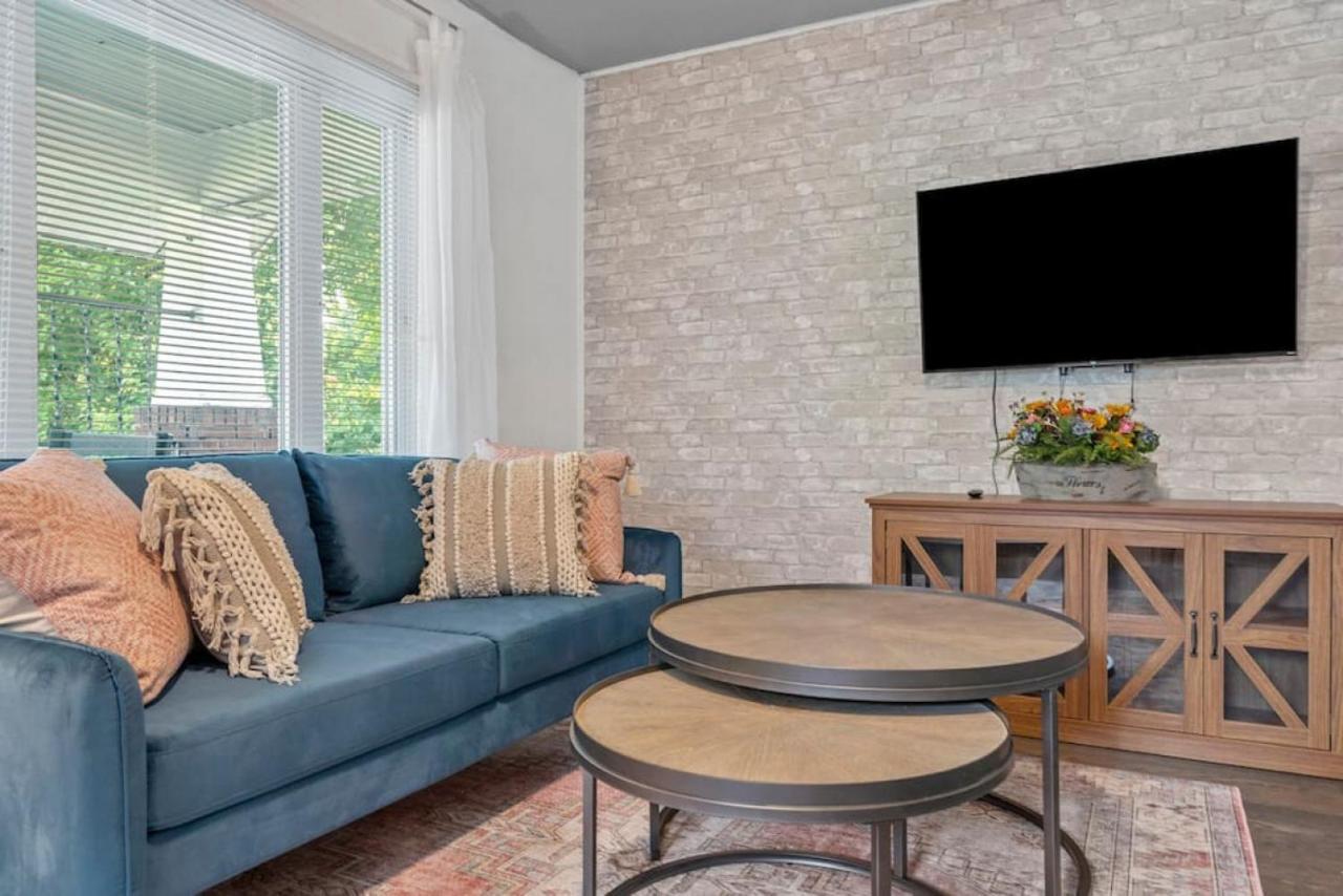 Brand New, Private Parking, Stylish 3bedroom House Ferienhaus