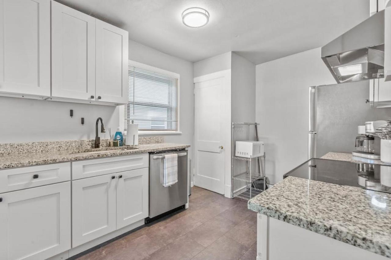 Brand New, Private Parking, Stylish 3bedroom House Ferienhaus *